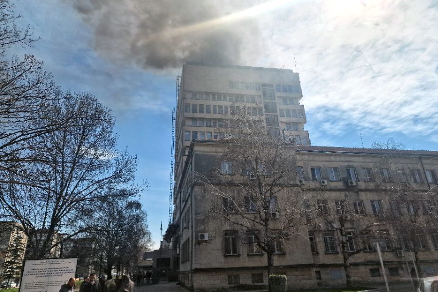 <p>Пожар гори на покрива на сградата на общината в Разград.</p>