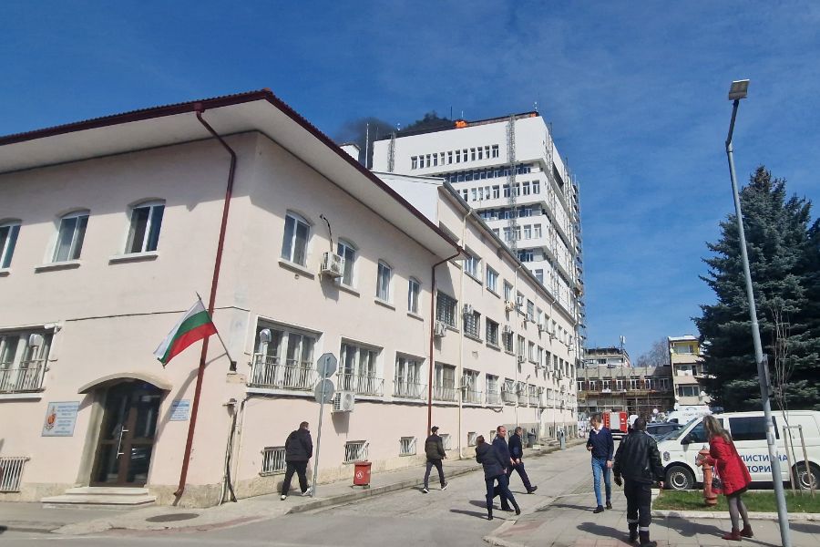 <p>Пожар гори на покрива на сградата на общината в Разград.</p>