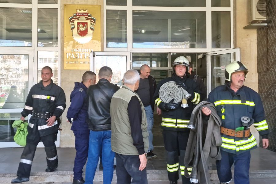 <p>Пожар гори на покрива на сградата на общината в Разград.</p>