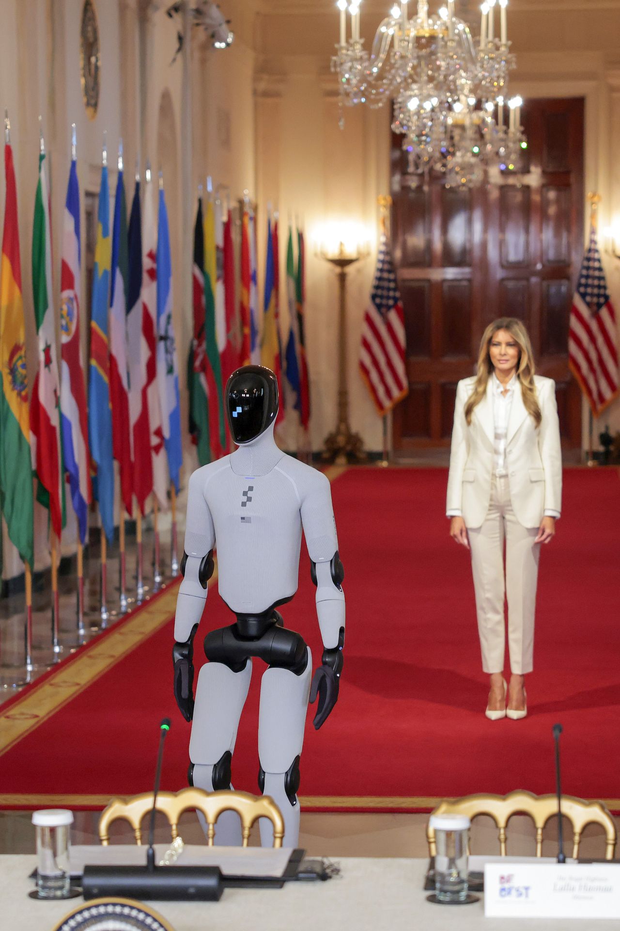 <p>Мелания Тръмп и хуманоидният робот Figure 03 демонстрират бъдещето на образованието, в което изкуственият интелект се превръща в персонален ментор по изкуство и наука.</p>