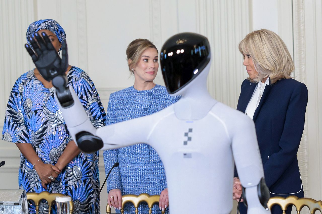 <p>Мелания Тръмп и хуманоидният робот Figure 03 демонстрират бъдещето на образованието, в което изкуственият интелект се превръща в персонален ментор по изкуство и наука.</p>