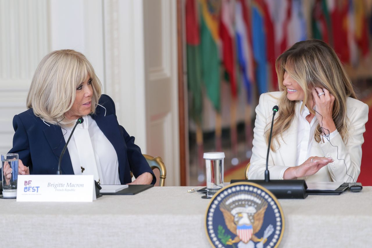 <p>Мелания Тръмп и хуманоидният робот Figure 03 демонстрират бъдещето на образованието, в което изкуственият интелект се превръща в персонален ментор по изкуство и наука.</p>