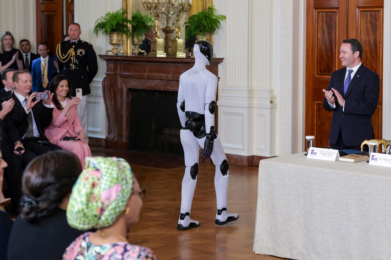 <p>Мелания Тръмп и хуманоидният робот Figure 03 демонстрират бъдещето на образованието, в което изкуственият интелект се превръща в персонален ментор по изкуство и наука.</p>