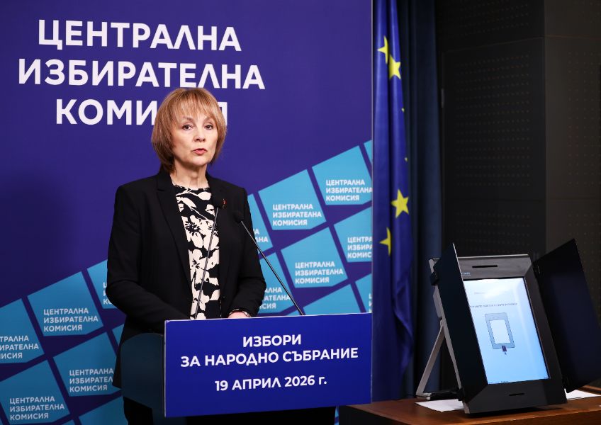 Представяне на образците на хартиена и електронна бюлетини (на снимката) за гласуване на предстоящите избори за народни представители на 19 април 2026 г. се провежда в ЦИК.