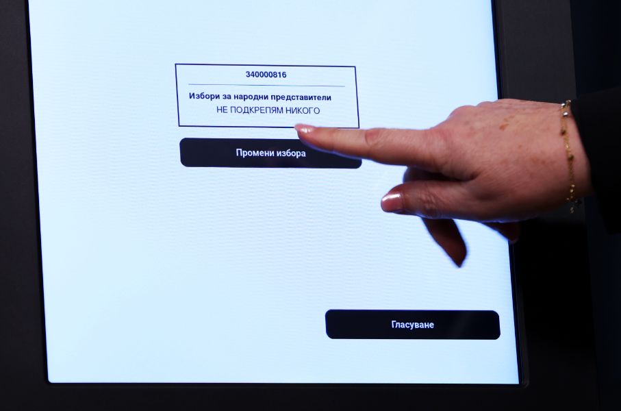 Представяне на образците на хартиена и електронна бюлетини (на снимката) за гласуване на предстоящите избори за народни представители на 19 април 2026 г. се провежда в ЦИК.