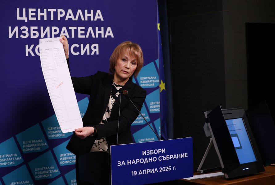 Представяне на образците на хартиена и електронна бюлетини (на снимката) за гласуване на предстоящите избори за народни представители на 19 април 2026 г. се провежда в ЦИК.