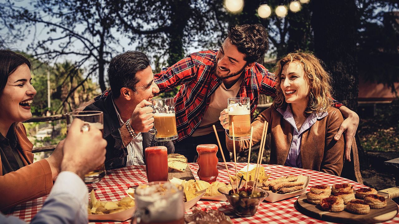 <p><strong>Стимул за икономиката</strong></p>

<p>Допълнителната дневна светлина също стимулира туризма и икономиката. Повече време навън насърчава хората да излизат да се хранят, да пазаруват и да участват в повече обществени дейности и събития.</p>