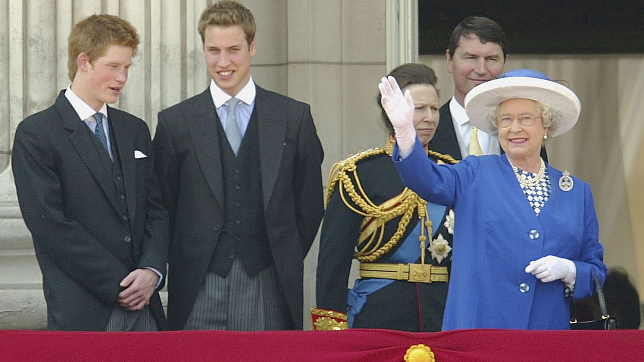 Жестоката истина: Как кралица Елизабет е разделяла Уилям и Хари