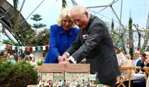 Неочакван момент: Кралица Камила „се бори“ за вниманието на Чарлз III (ВИДЕО)