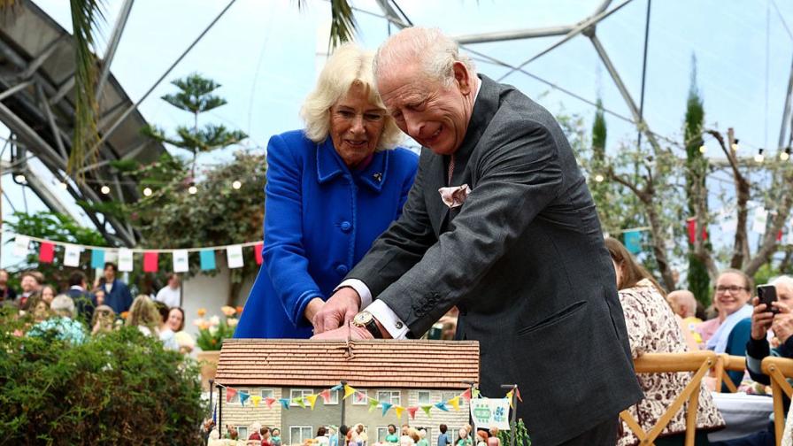 Неочакван момент: Кралица Камила „се бори“ за вниманието на Чарлз III (ВИДЕО)