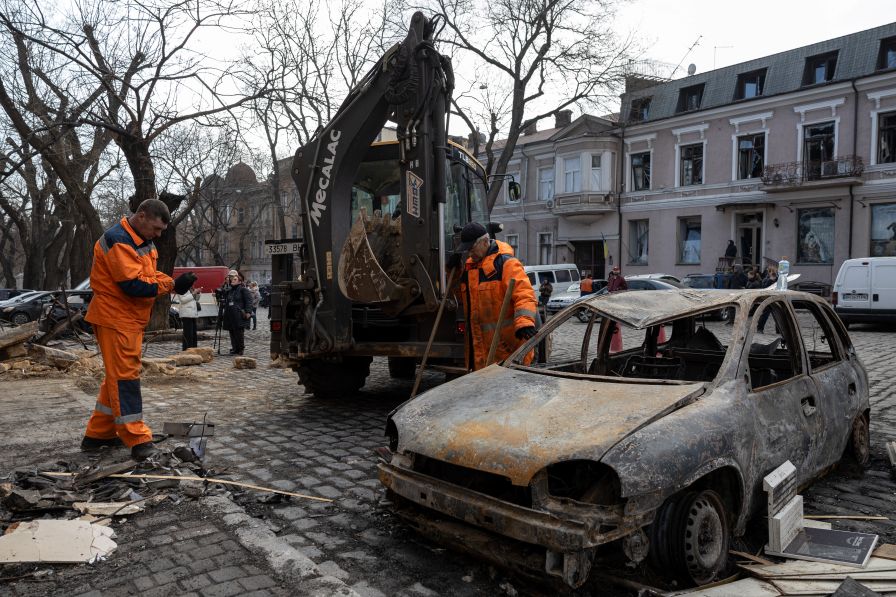 Среднощна атака в Одеса: Руски удар порази родилен дом, пострадало е и дете