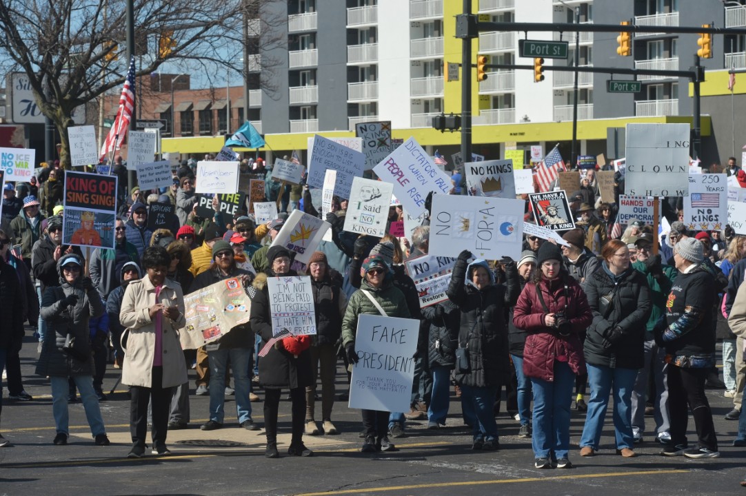 <p>Мащабни протести срещу администрацията на Тръмп се провеждат в редица градове в САЩ. Демонстрациите бележат третата вълна от митинги под надслов &bdquo;Без крале&ldquo; &ndash; инициатива, която в миналото е привличала милиони участници.</p>