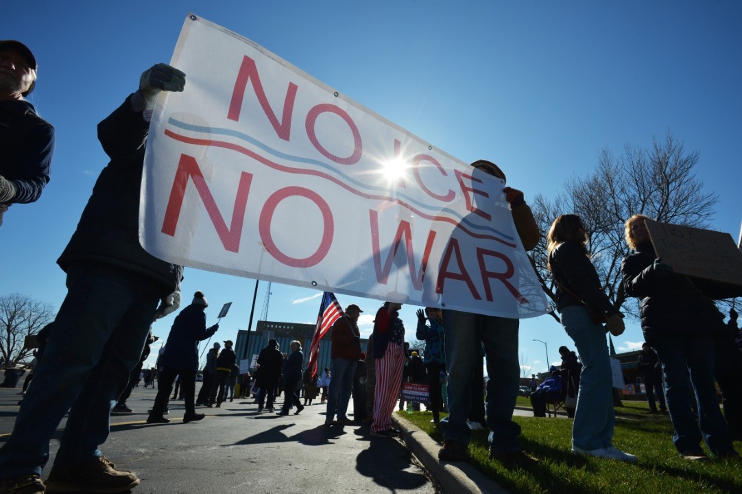 <p>Мащабни протести срещу администрацията на Тръмп се провеждат в редица градове в САЩ. Демонстрациите бележат третата вълна от митинги под надслов &bdquo;Без крале&ldquo; &ndash; инициатива, която в миналото е привличала милиони участници.</p>