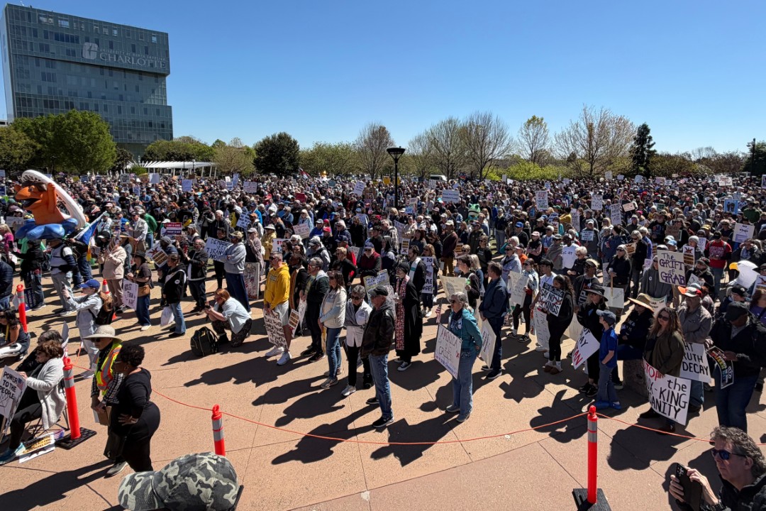 <p>Мащабни протести срещу администрацията на Тръмп се провеждат в редица градове в САЩ. Демонстрациите бележат третата вълна от митинги под надслов &bdquo;Без крале&ldquo; &ndash; инициатива, която в миналото е привличала милиони участници.</p>