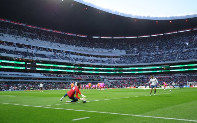 Фен загина на легендарния „Ацтека“ преди Мексико – Португалия