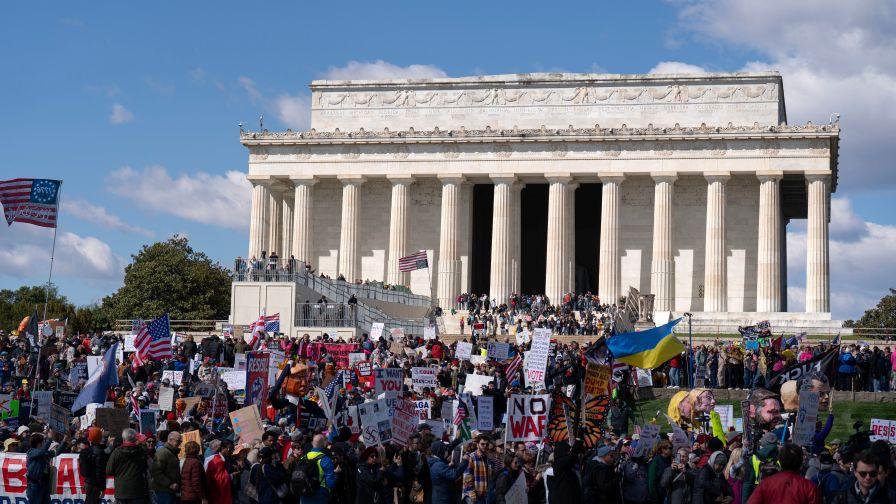 "Без крале": Най-малко 8 млн. се включиха в протестите срещу Тръмп в САЩ