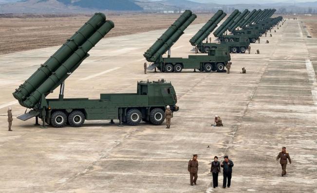 Ким Чен-ун наблюдава тест на двигател на ракета, способна да порази континенталната част на САЩ