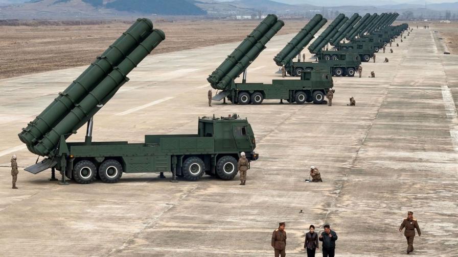 Ким Чен-ун наблюдава тест на двигател на ракета, способна да порази континенталната част на САЩ