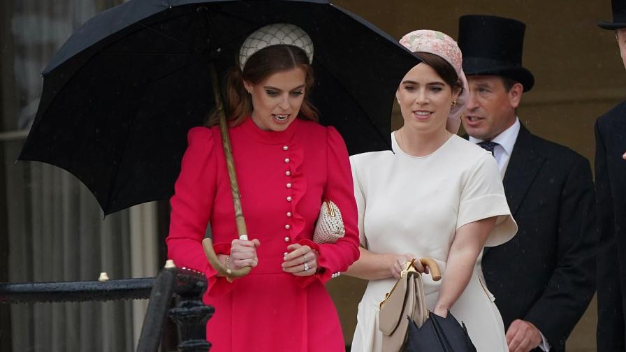 Принцеса Беатрис и принцеса Юджини на градинското парти в Бъкингамския дворец през 2024  г.