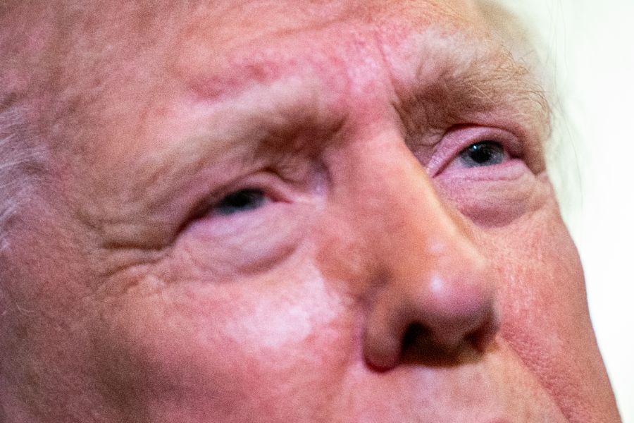 <p>Президентът на САЩ Доналд Тръмп потвърди в неделя, че под планираната бална зала на Белия дом се изгражда "масивен" военен комплекс.</p>