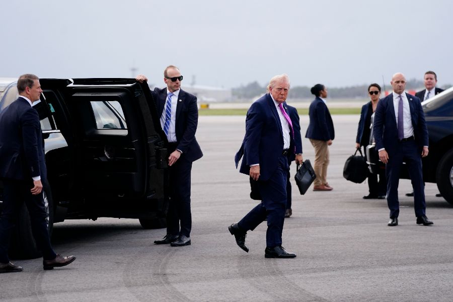 <p>Президентът на САЩ Доналд Тръмп потвърди в неделя, че под планираната бална зала на Белия дом се изгражда "масивен" военен комплекс.</p>