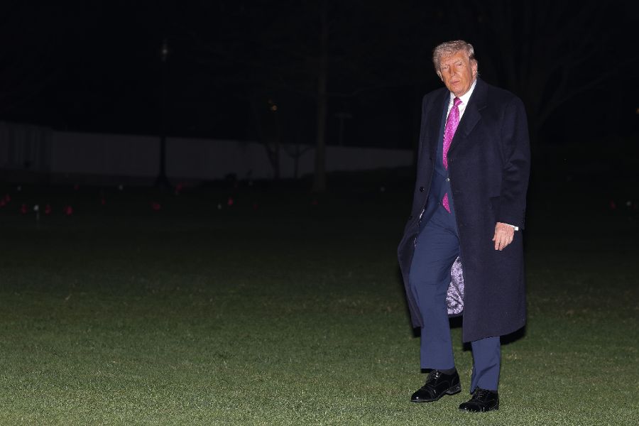 <p>Президентът на САЩ Доналд Тръмп потвърди в неделя, че под планираната бална зала на Белия дом се изгражда "масивен" военен комплекс.</p>