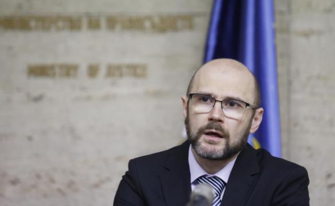 Правосъдното министерство получи справка за Русинова и Петьо Еврото