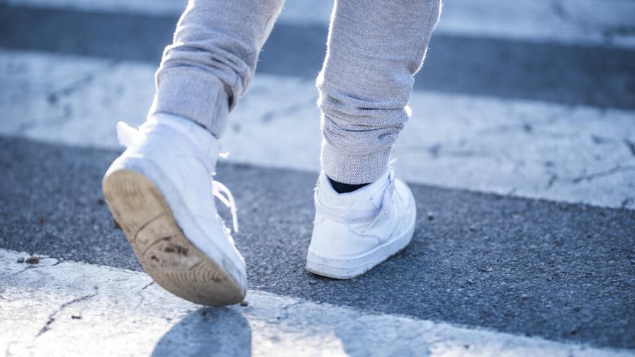 Кола блъсна 12-годишно дете до училище в София, шофьорът избяга