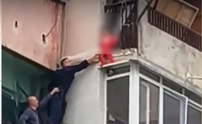 Детето, което увисна от осмия етаж в Ямбол, е настанено в приемно семейство