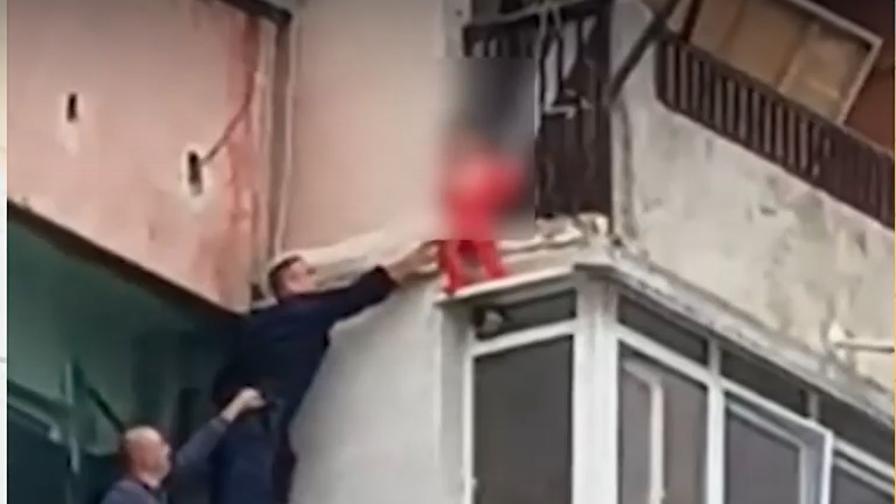 Детето, което увисна от осмия етаж в Ямбол, е настанено в приемно семейство