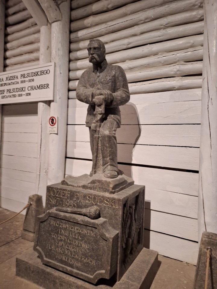 <p>Солната мина Величка край Краков, действала от XIII в. до 1996 г. , е уникален подземен град от сол в списъка на ЮНЕСКО. С над 300 км тунели и изящни параклиси , тя днес е прочута туристическа дестинация и лечебен санаториум.</p>