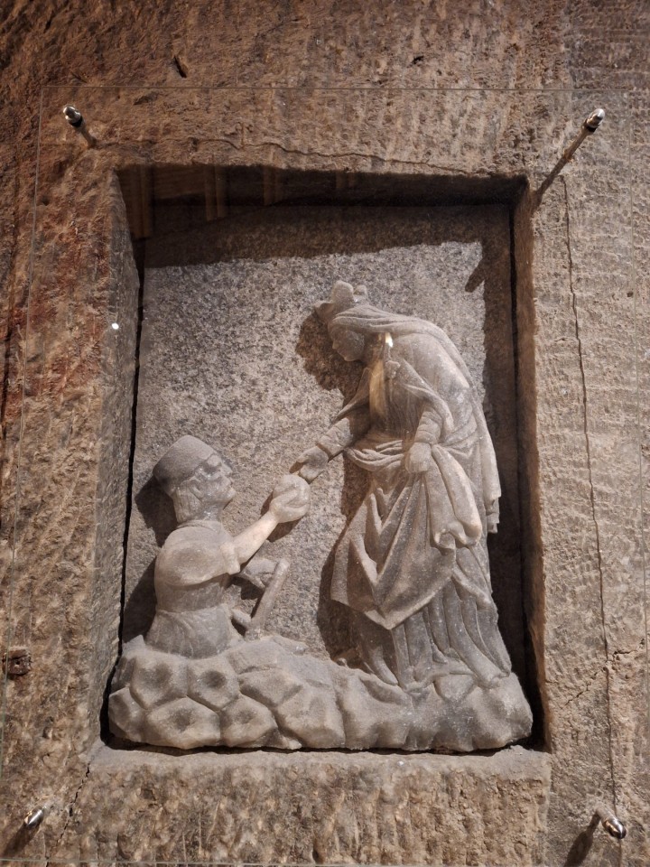 <p>Солната мина Величка край Краков, действала от XIII в. до 1996 г. , е уникален подземен град от сол в списъка на ЮНЕСКО. С над 300 км тунели и изящни параклиси , тя днес е прочута туристическа дестинация и лечебен санаториум.</p>