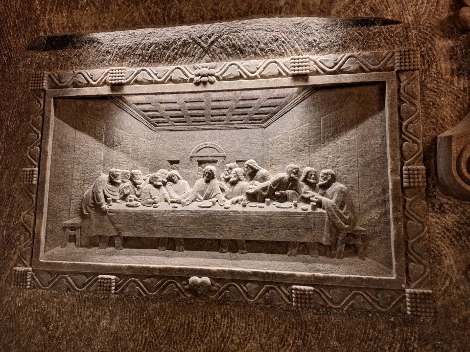 <p>Солната мина Величка край Краков, действала от XIII в. до 1996 г. , е уникален подземен град от сол в списъка на ЮНЕСКО. С над 300 км тунели и изящни параклиси , тя днес е прочута туристическа дестинация и лечебен санаториум.</p>