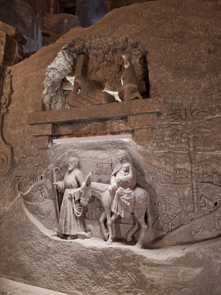 <p>Солната мина Величка край Краков, действала от XIII в. до 1996 г. , е уникален подземен град от сол в списъка на ЮНЕСКО. С над 300 км тунели и изящни параклиси , тя днес е прочута туристическа дестинация и лечебен санаториум.</p>