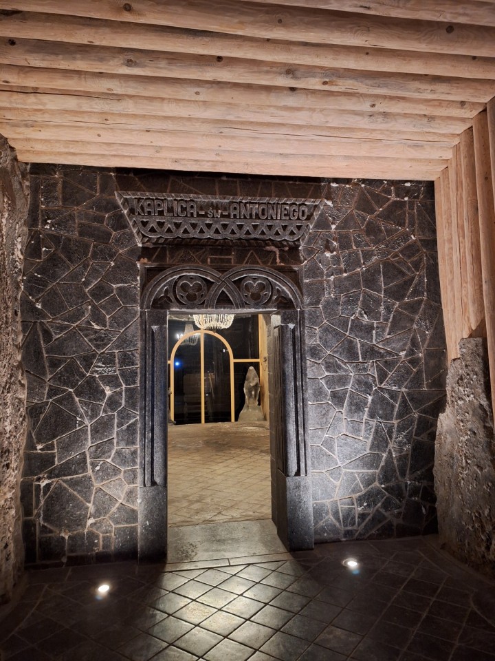 <p>Солната мина Величка край Краков, действала от XIII в. до 1996 г. , е уникален подземен град от сол в списъка на ЮНЕСКО. С над 300 км тунели и изящни параклиси , тя днес е прочута туристическа дестинация и лечебен санаториум.</p>