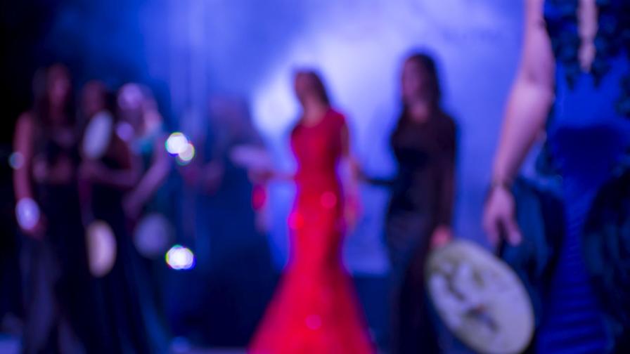 Луд танц по бански взриви мрежата: Участничка в конкурс за красота стана сензация (ВИДЕО)