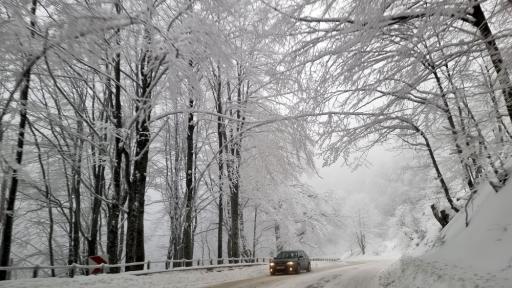 Сняг натрупа на прохода "Петрохан"