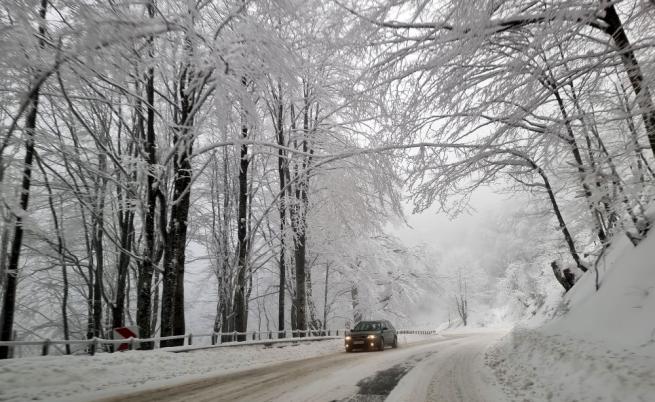 Сняг натрупа на прохода 