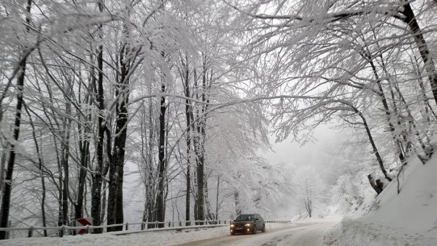 Сняг натрупа на прохода "Петрохан"