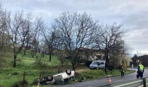 Два инцидента за час на входа на Кърджали - преобърната кола и тежко ранен мъж