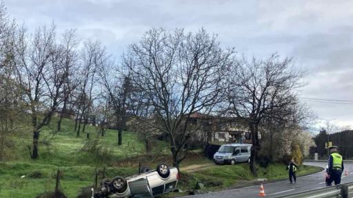 Два инцидента за час на входа на Кърджали - преобърната кола и тежко ранен мъж