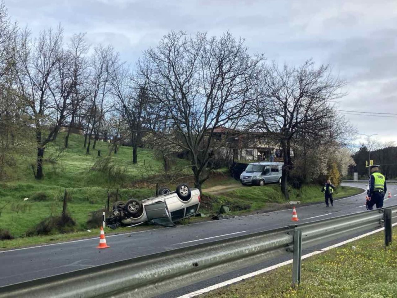 Два инцидента за час на входа на Кърджали - преобърната кола и тежко ранен мъж