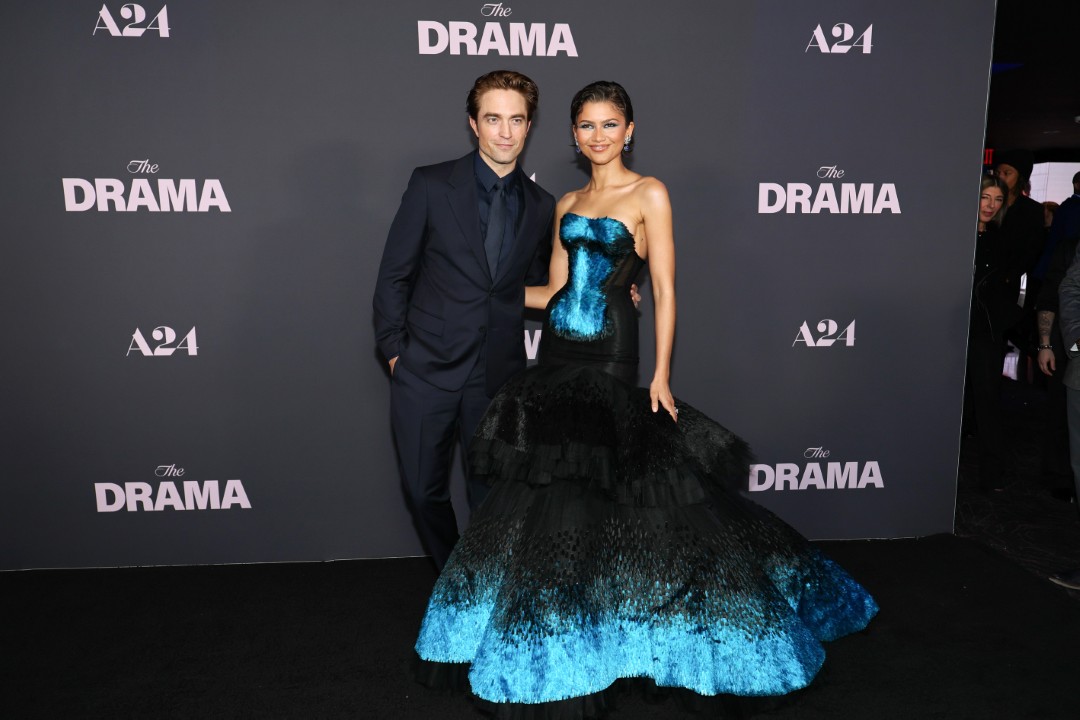 <p>Зендая зашемети на премиерата на филма &bdquo;Драмата&ldquo; в Ню Йорк с рокля от 65 000 пера, с която завърши концептуална &bdquo;булчинска&ldquo; модна серия от визии и засили слуховете, че с Том Холанд вече са сключили таен брак.</p>