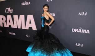 27 нюанса синьо: Зендая заслепи Ню Йорк с рокля от 65 000 пера