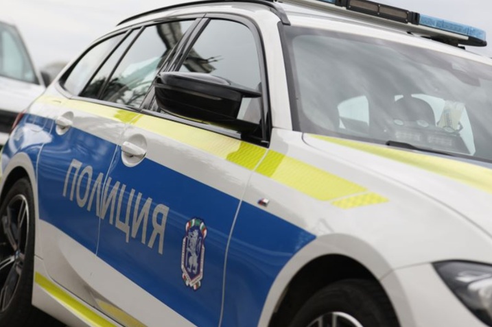 Бус удари полицейски коли в Горна Оряховица