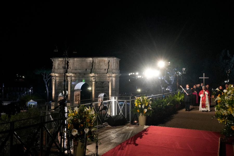 <p>Папа Лъв Четиринадесети носеше кръста по целия Кръстен път на Римския Колизеум на католическия Разпети петък, като стана първият предстоятел на римокателическата църква от десетилетия насам, който минава по всички 14 спирки, предаде Асошиейтед прес.</p>