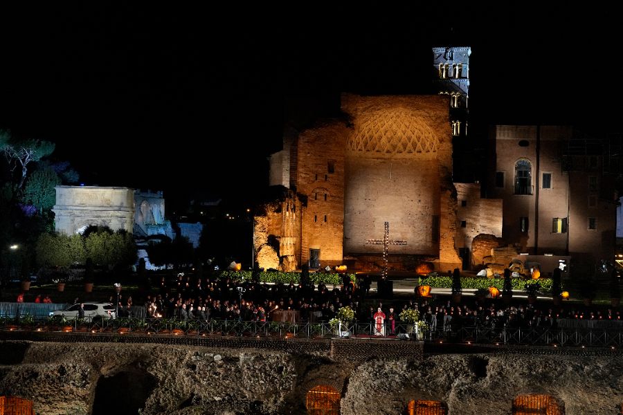 <p>Папа Лъв Четиринадесети носеше кръста по целия Кръстен път на Римския Колизеум на католическия Разпети петък, като стана първият предстоятел на римокателическата църква от десетилетия насам, който минава по всички 14 спирки, предаде Асошиейтед прес.</p>