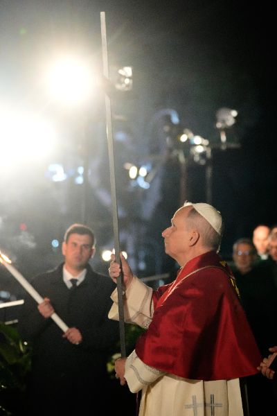 <p>Папа Лъв Четиринадесети носеше кръста по целия Кръстен път на Римския Колизеум на католическия Разпети петък, като стана първият предстоятел на римокателическата църква от десетилетия насам, който минава по всички 14 спирки, предаде Асошиейтед прес.</p>