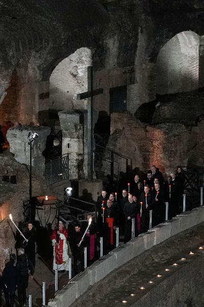 <p>Папа Лъв Четиринадесети носеше кръста по целия Кръстен път на Римския Колизеум на католическия Разпети петък, като стана първият предстоятел на римокателическата църква от десетилетия насам, който минава по всички 14 спирки, предаде Асошиейтед прес.</p>