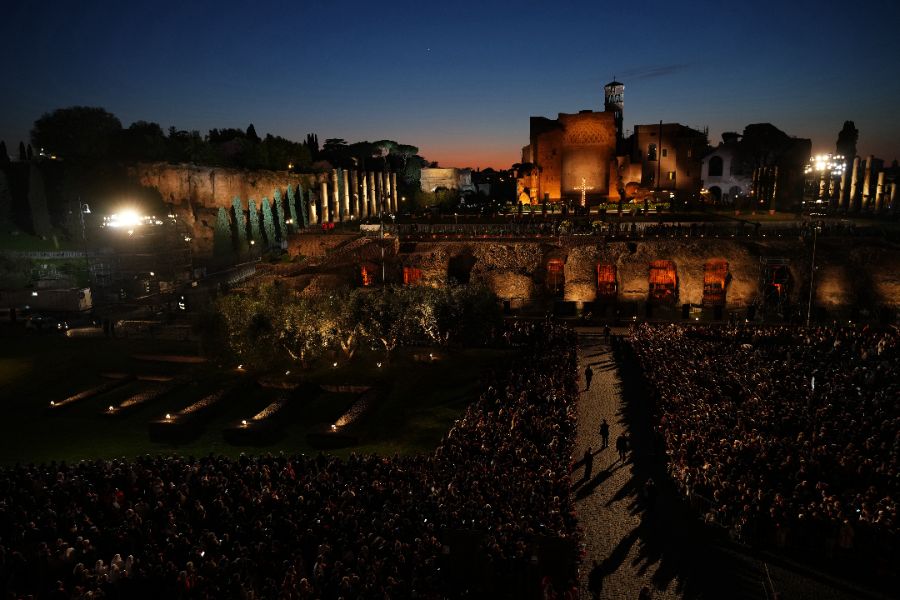 <p>Папа Лъв Четиринадесети носеше кръста по целия Кръстен път на Римския Колизеум на католическия Разпети петък, като стана първият предстоятел на римокателическата църква от десетилетия насам, който минава по всички 14 спирки, предаде Асошиейтед прес.</p>